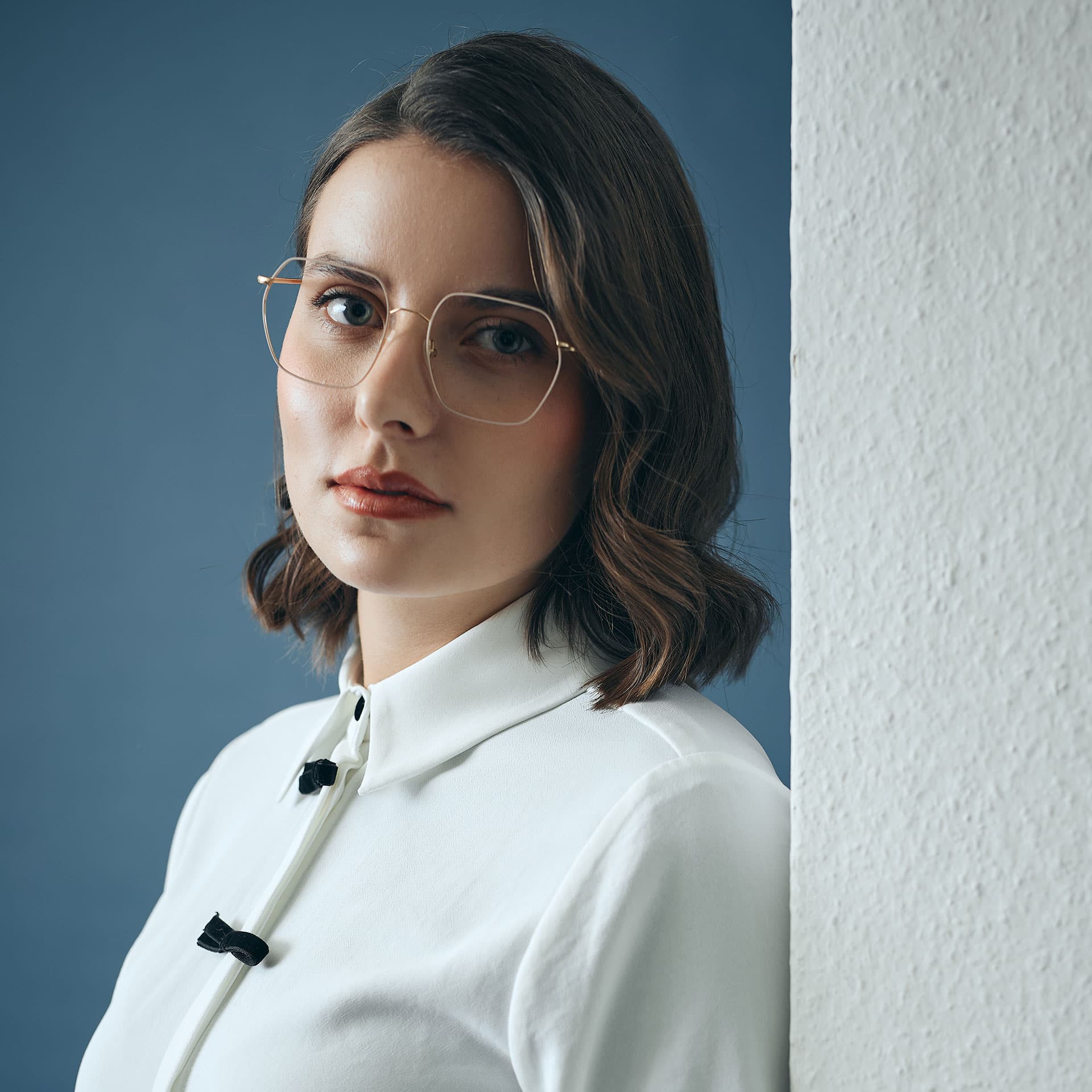 Mann mit schwarzer sonnenbrille mit silber verspiegelten glaesern