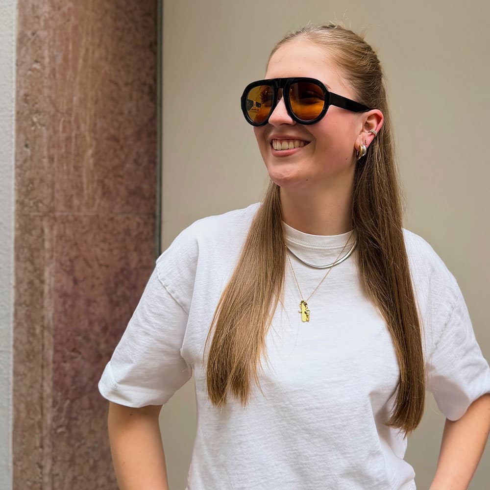 Foto einer blonden Frau mit brauner Azetat-Flieger-Sonnenbrille